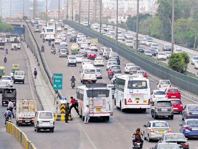 Kherki Daula toll plaza is a major choke point on Delhi-Gurgaon Expressway.(HT File)