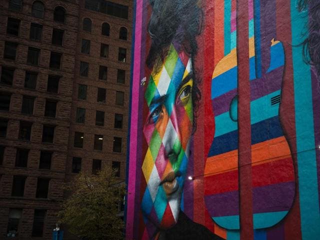A mural of songwriter Bob Dylan by Brazilian artist Eduardo Kobra is on display in downtown Minneapolis, Minnesota on October 15, 2016. (AFP) A mural of songwriter Bob Dylan by Brazilian artist Eduardo Kobra is on display in downtown Minneapolis, Minnesota on October 15, 2016. (AFP)