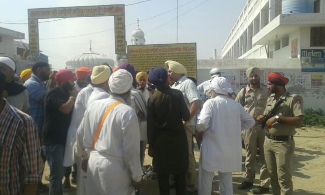 Police personnel mediating between the two communities. (HT Photo) Police personnel mediating between the two communities. (HT Photo)