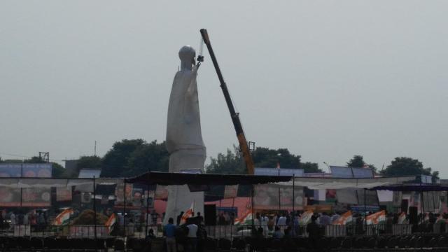 A ‘chitta’ Ravan erected by Punjab Congress in Ludhiana on Tuesday. (HT Photo) A ‘chitta’ Ravan erected by Punjab Congress in Ludhiana on Tuesday. (HT Photo)