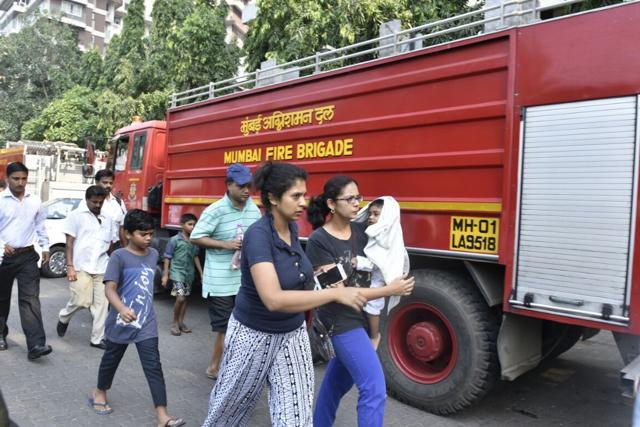 Family members of Shekhar Bajaj, in whose house a fire broke out, being evacuated. (Anshuman Poyrekar/HT) Family members of Shekhar Bajaj, in whose house a fire broke out, being evacuated. (Anshuman Poyrekar/HT)
