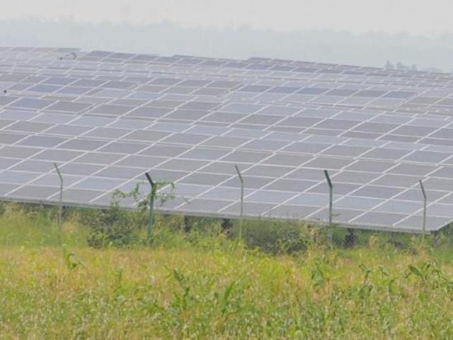 The state’s renewable energy capacity has doubled in the last fiscal, with 1,261 MW wind power addition outstripping the 211 MW addition from solar energy.(Shankar Mourya/HT photo) The state’s renewable energy capacity has doubled in the last fiscal, with 1,261 MW wind power addition outstripping the 211 MW addition from solar energy.(Shankar Mourya/HT photo)