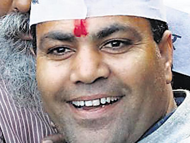 A police team had arrested Gulab Singh, an accused in an extortion case, on Sunday in Surat, hours before Delhi chief minister Arvind Kejriwal’s public rally there. He is the 14th AAP MLA to be arrested.(Sanjeev Verma/HT Photo)