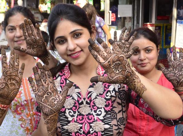 Women display heena ‘mehndi’on their hands on the eve of Karva Chauth at Lawrence Road in Amritsar on Tuesday. (Gurpreet Singh/HT)