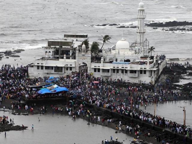 Groups campaigning for equal religious rights for women said that if the Haji Ali shrine is asked to stop discriminating against women it will set a precedent for others too.(Hindustan Times)
