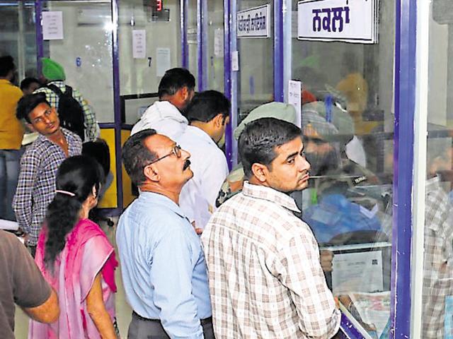 People queued up at the Suwidha centre in Bathinda. (Sanjeev Kumar/HT) People queued up at the Suwidha centre in Bathinda. (Sanjeev Kumar/HT)