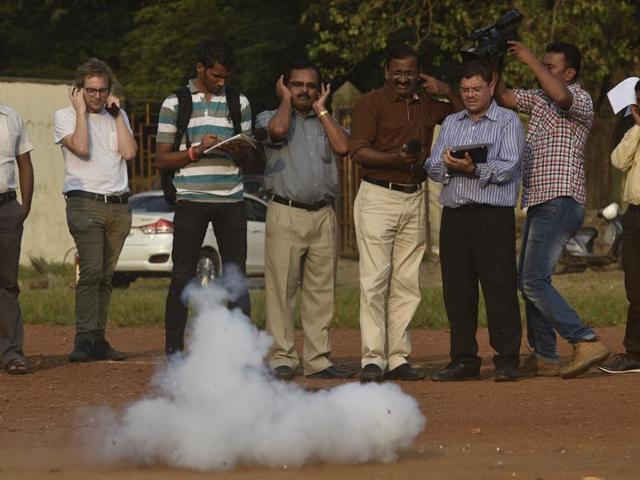 A total of 26 firecrackers (including all types in the market) were brought to the ground and 24 firecrackers were tested. (Arijit Sen) A total of 26 firecrackers (including all types in the market) were brought to the ground and 24 firecrackers were tested. (Arijit Sen)