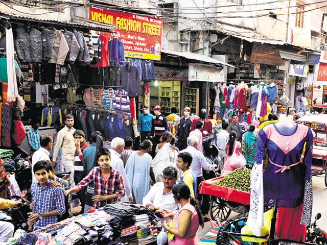 The duo intercepted her near Sadar Bazaar, a busy marketplace. (Parveen Kumar/HT) The duo intercepted her near Sadar Bazaar, a busy marketplace. (Parveen Kumar/HT)