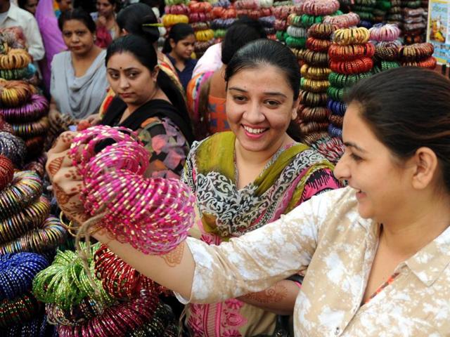 Women buying bangles at Qila Mubarak Chowk in Patiala on Tuesday. (Bharat Bhushan/HT Photo)