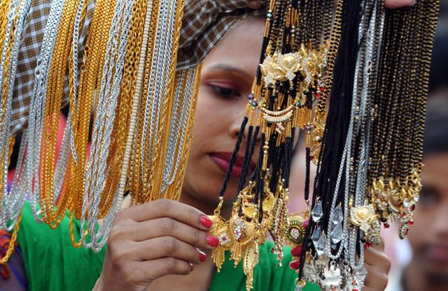 A woman buying jewellery on the eve of Karva Chauth, at Qila Mubarak Chowk in Patiala on Tuesday. (Bharat Bhushan/HT Photo)