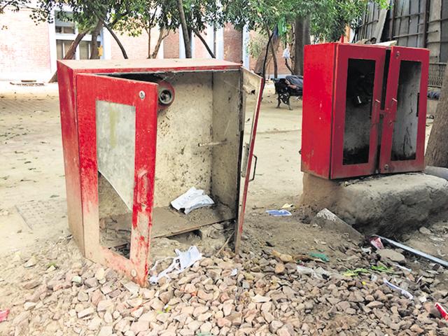A fire lane in G B Pant Hospital. Passages are often occupied by patients or their attendants or vehicles as seen in this picture. (Saumya Khandelwal/Hindustan Times) A fire lane in G B Pant Hospital. Passages are often occupied by patients or their attendants or vehicles as seen in this picture. (Saumya Khandelwal/Hindustan Times)