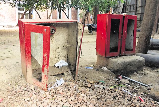 A defunct fire hydrant at Lady Hardinge Hospital. (Saumya Khandelwal/Hindustan Times) A defunct fire hydrant at Lady Hardinge Hospital. (Saumya Khandelwal/Hindustan Times)