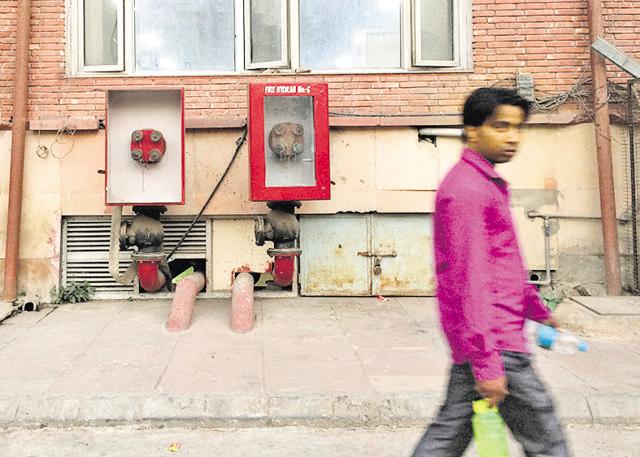 State of a fire hydrant at LNJP Hospital. In the last one month, there have been two fire incidents in Safdarjung hospital and one at All India Institute of Medical Sciences (AIIMS). All were contained within minutes. (Saumya Khandelwal/Hindustan Times) State of a fire hydrant at LNJP Hospital. In the last one month, there have been two fire incidents in Safdarjung hospital and one at All India Institute of Medical Sciences (AIIMS). All were contained within minutes. (Saumya Khandelwal/Hindustan Times)