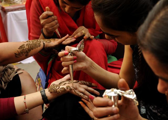 Women during the Karva Chauth puja in Gurgaon.(Parveen Kumar/HT Photo)