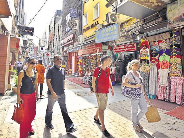 The market associations in New Delhi Municipal Council area are protesting against non-removal of street vendors. The strike may affect plans of shoppers ahead of Karvachauth on Wednesday. (Raj K Raj/HT Photo)