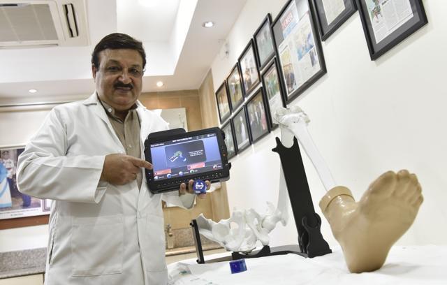 Orthopaedic surgeon, Apollo Hospital, Dr Yash Gulati shows the setup for a computer assisted knee replacement surgery in New Delhi. (Saumya Khandelwal/ HT Photo ) Orthopaedic surgeon, Apollo Hospital, Dr Yash Gulati shows the setup for a computer assisted knee replacement surgery in New Delhi. (Saumya Khandelwal/ HT Photo )