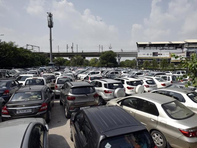 A whopping 77% (14,076 people) felt the parking rates were not fair. (Sunil Ghosh / HT FILE) A whopping 77% (14,076 people) felt the parking rates were not fair. (Sunil Ghosh / HT FILE)