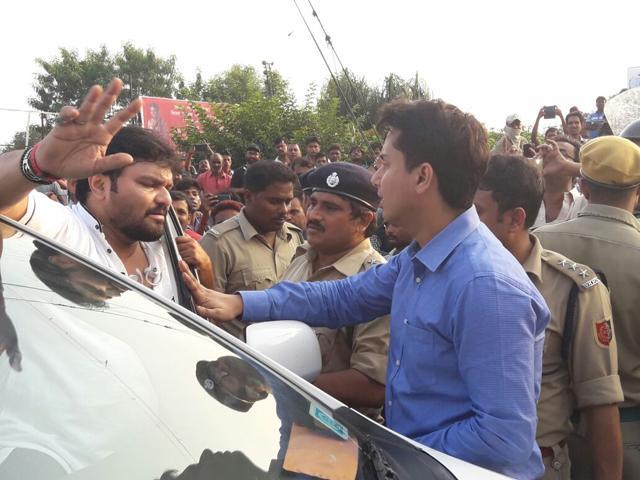 Babul Supriyo locked in an argument with a police officer on Wednesday in Asansol. (Md Asif) Babul Supriyo locked in an argument with a police officer on Wednesday in Asansol. (Md Asif)