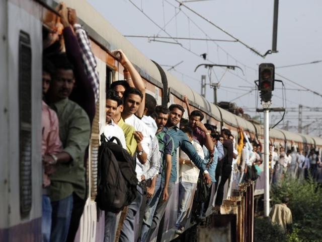 The derailment affected the fast trains coming towards Chhatrapati Shivaji Terminus (CST)(Pratham Gokhale/Hindustan Times)