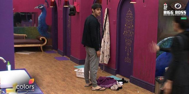 Priyanka Jagga asks Rohan to wash clothes in today’s episode. Priyanka Jagga asks Rohan to wash clothes in today’s episode.