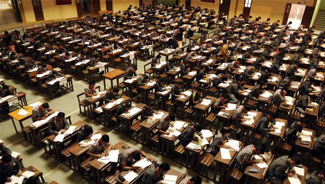 The Government will reintroduce compulsory class X board examination for CBSE schools from the 2017-18 academic year. (Arun Mondhe/HT File Photo) The Government will reintroduce compulsory class X board examination for CBSE schools from the 2017-18 academic year. (Arun Mondhe/HT File Photo)