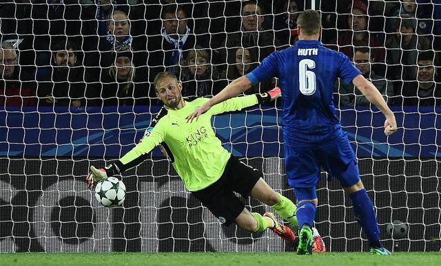Kasper Schmeichel (L) made a brilliant save to ensure Leicester got the three points. (AFP)