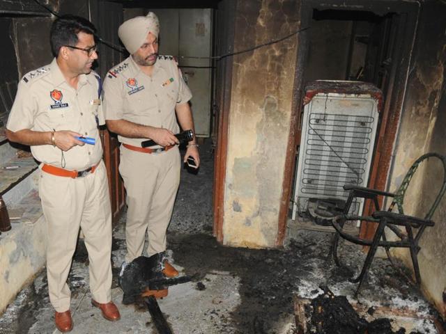 Police inspecting the house where the mother-son duo committed suicide in Patiala.(Bharat Bhushan/HT Photo)