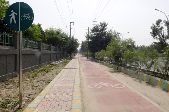 A dedicated cycle track in Noida is aimed at providing safe passage to cyclists and pedestrians. (Sunil Ghosh/HT Photo)