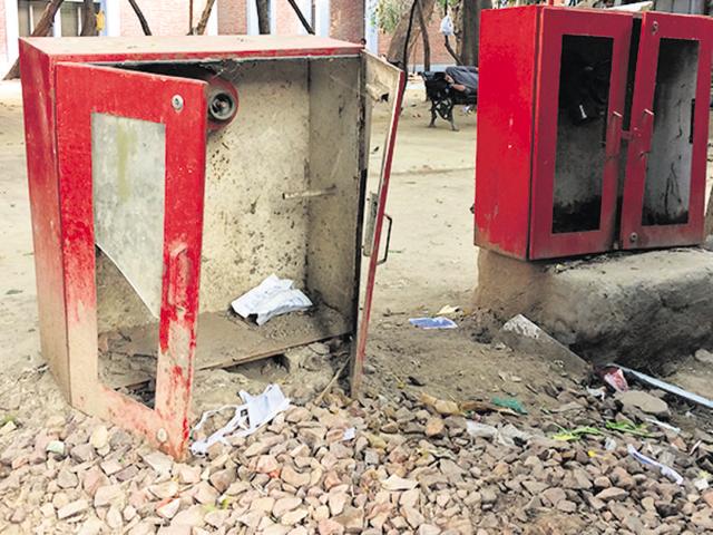 A fire lane in G B Pant Hospital blocked by vehicles. (Saumya Khandelwal/Hindustan Times) A fire lane in G B Pant Hospital blocked by vehicles. (Saumya Khandelwal/Hindustan Times)