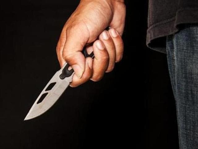 Man nabs mobile thief after 45-min chase despite being attacked with paper cutter | Mumbai news