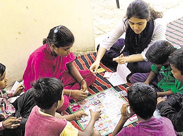 Seher Bajwa has developed a curriculum and is also teaching students at a small centre at Bahadurgarh village.(HT Photo)