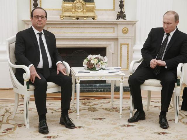 A file picture of Russian President Vladimir Putin (R) and French President Francois Hollande. (AP Photo) A file picture of Russian President Vladimir Putin (R) and French President Francois Hollande. (AP Photo)
