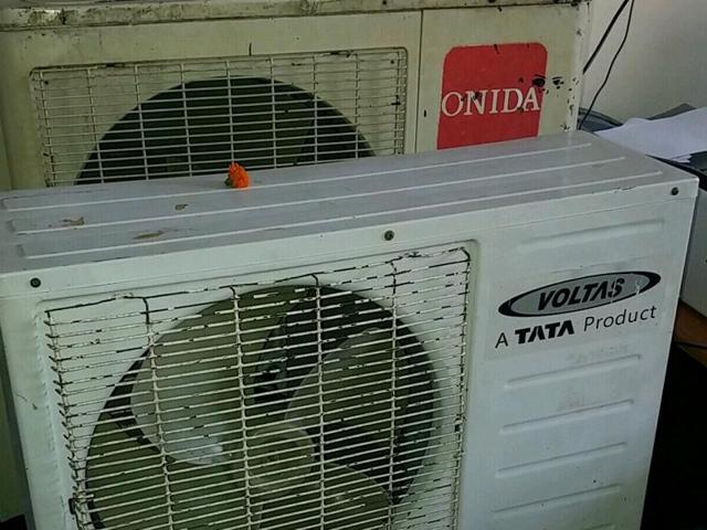 On October 14, acting on a tip-off by an informer who overheard them discussing how to dispose of the machines, the police apprehended the mechanics — Amit Radheshyam Yadav,19, and Ravikant alias Rohit Tiwari, 23 — from a tea stall where they were having samosas. (Surendra Negi) On October 14, acting on a tip-off by an informer who overheard them discussing how to dispose of the machines, the police apprehended the mechanics — Amit Radheshyam Yadav,19, and Ravikant alias Rohit Tiwari, 23 — from a tea stall where they were having samosas. (Surendra Negi)