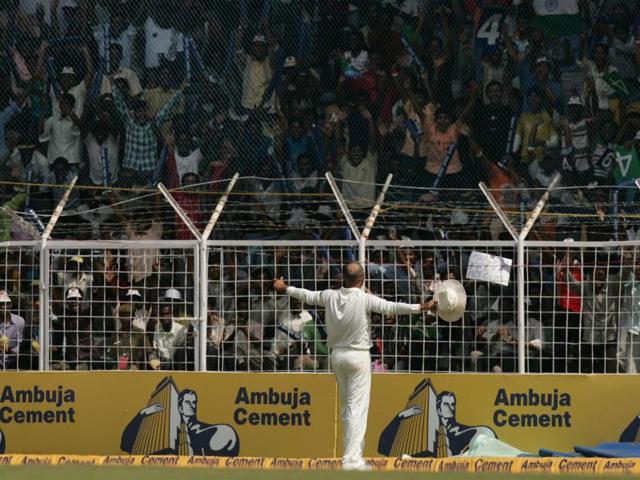 Sehwag entertains the crowd during an otherwise dull fourth day of the first Test match between India and England at Chidambaram Stadium at Chennai on December 14, 2008. (Santosh Harhare/HT Photo) 