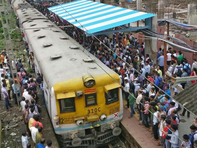 For the 40 lakh CR commuters, the punctuality of suburban services was a huge concern, as it fell to 83% in 2015-16 from 87.1% in 2014-15.(HT)