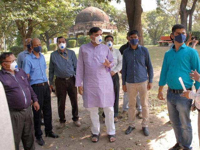 Delhi development minister Gopal Rai covers his face with a mask during a visit to the Delhi zoo.(Virendra Singh Gosain/ HT Photo) Delhi development minister Gopal Rai covers his face with a mask during a visit to the Delhi zoo.(Virendra Singh Gosain/ HT Photo)