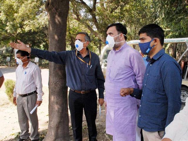 New Delhi zoo has temporarily closed after two birds died of bird flu, its curator said October 19, a month after India declared itself free of the disease. (AFP Photo) New Delhi zoo has temporarily closed after two birds died of bird flu, its curator said October 19, a month after India declared itself free of the disease. (AFP Photo)