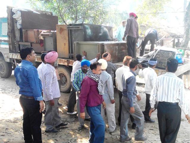 Officials removing belongings of ex-MLA Sahungra from his official residence. (HT Photo) Officials removing belongings of ex-MLA Sahungra from his official residence. (HT Photo)