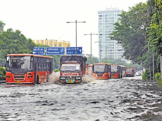 The DTC has completed phase 1 of the project, under which it had to install Electronic Ticketing Machines (ETMs) in all its buses.(Sonu Mehta/Hindustan Times) The DTC has completed phase 1 of the project, under which it had to install Electronic Ticketing Machines (ETMs) in all its buses.(Sonu Mehta/Hindustan Times)