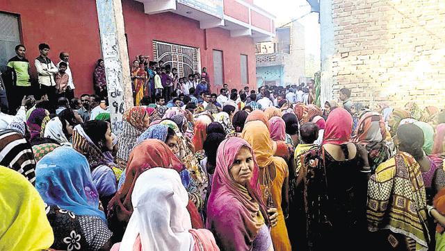 Crowds gather for Aasharam's last rites. (HT PHOTO) Crowds gather for Aasharam's last rites. (HT PHOTO)