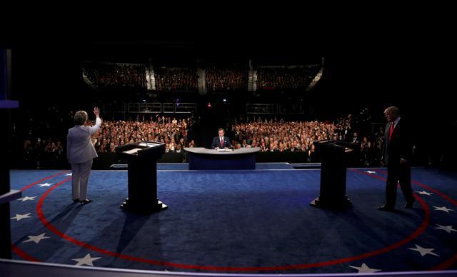Republican US presidential nominee Donald Trump and Democratic US presidential nominee Hillary Clinton keep their distance at the start of the their third and final 2016 presidential campaign debate. (Reuters Photo) Republican US presidential nominee Donald Trump and Democratic US presidential nominee Hillary Clinton keep their distance at the start of the their third and final 2016 presidential campaign debate. (Reuters Photo)