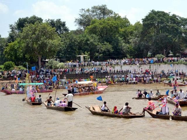 Thousands of oustees of Sardar Sarovar Project and the NBA supporters passed ‘Rajghat Resolve’, in Barwani. (HT photo)(HT file)