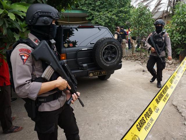 Anti-terror policemen hold rifles at house where a suspected supporter of Islamic State stays at Sepatan village in Tangerang, Indonesia's Banten province, October 20, 2016. (REUTERS) Anti-terror policemen hold rifles at house where a suspected supporter of Islamic State stays at Sepatan village in Tangerang, Indonesia's Banten province, October 20, 2016. (REUTERS)