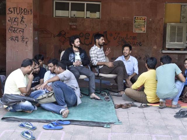 Students let vice-chancellor M Jagadesh Kumar and other officials to step out for a meeting after detaining them – allegedly without food or water -- angering a section of the protesters, who shouted slogans of “JNU murdabad”.(Saumya Khandelwal/HT Photo)