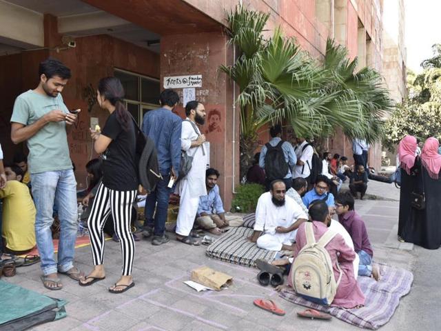 Students sit outside the admin block at JNU in New Delhi. (Saumya Khandelwal/HT Photo) Students sit outside the admin block at JNU in New Delhi. (Saumya Khandelwal/HT Photo)
