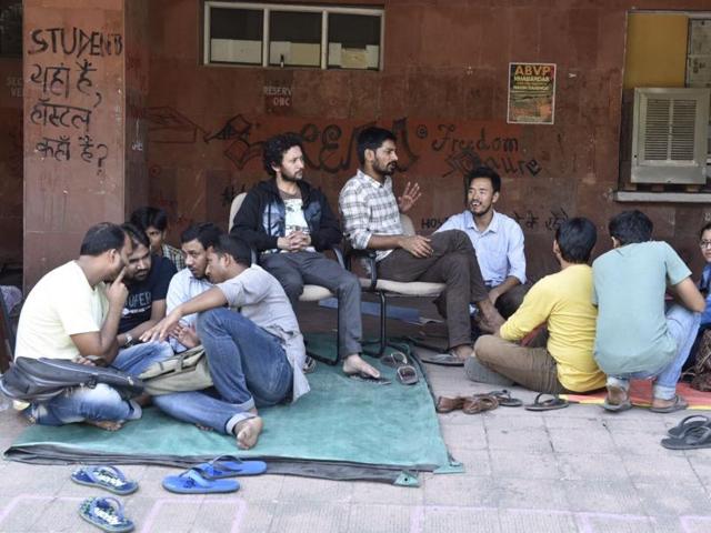 Students protest outside the admin block at JNU in New Delhi on Thursday. (Saumya Khandelwal/HT Photo) Students protest outside the admin block at JNU in New Delhi on Thursday. (Saumya Khandelwal/HT Photo)
