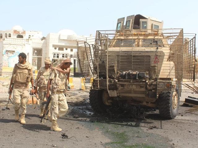 An army tank moves on a street in Yemen's southern port city of Aden. (Reuters Photo) An army tank moves on a street in Yemen's southern port city of Aden. (Reuters Photo)