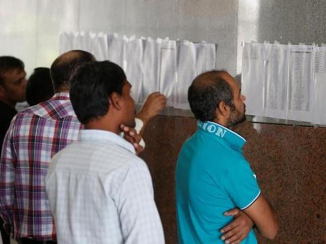 Migrant workers look for their names as they ask for a final settlement over salaries issue, in Riyadh, Saudi Arabia. (Reuters File Photo) Migrant workers look for their names as they ask for a final settlement over salaries issue, in Riyadh, Saudi Arabia. (Reuters File Photo)