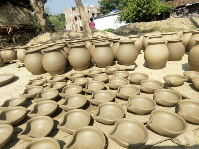As the call to boycott Chinese goods and lights this Diwali gathers pace on social media, the smile on the face of earthen lamp artisans of Malda is widening. (HT Photo) As the call to boycott Chinese goods and lights this Diwali gathers pace on social media, the smile on the face of earthen lamp artisans of Malda is widening. (HT Photo)
