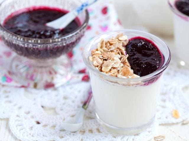 Crunchy yogurt: Crumble granola bars into a yogurt cup for a sweet and crunchy snack. (Shutterstock) Crunchy yogurt: Crumble granola bars into a yogurt cup for a sweet and crunchy snack. (Shutterstock)